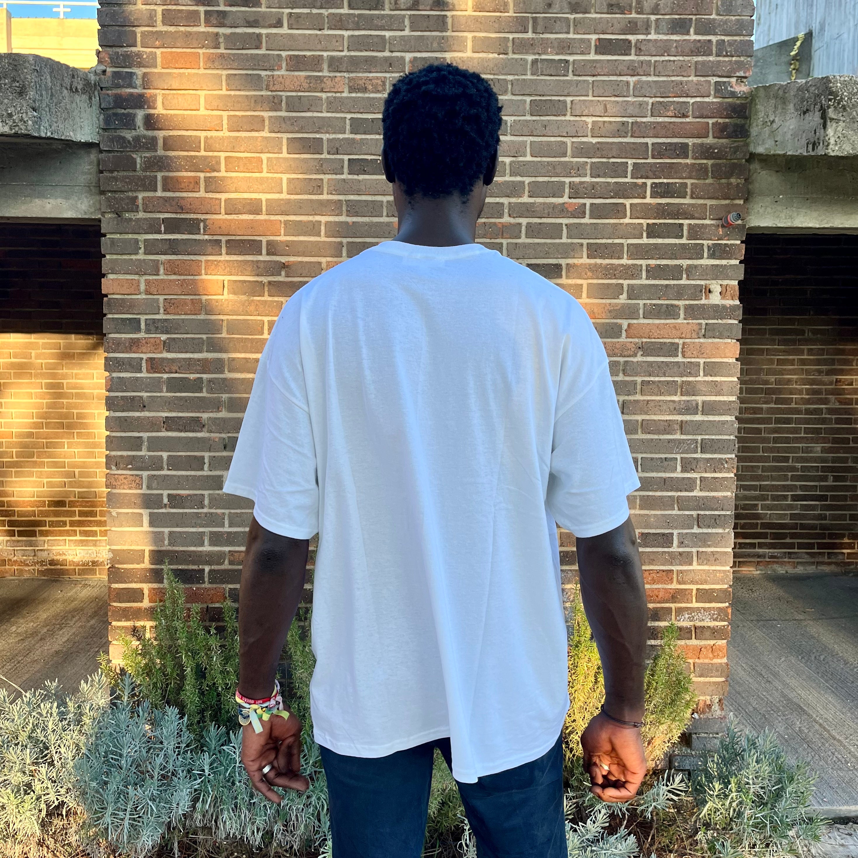 Camiseta H bordada