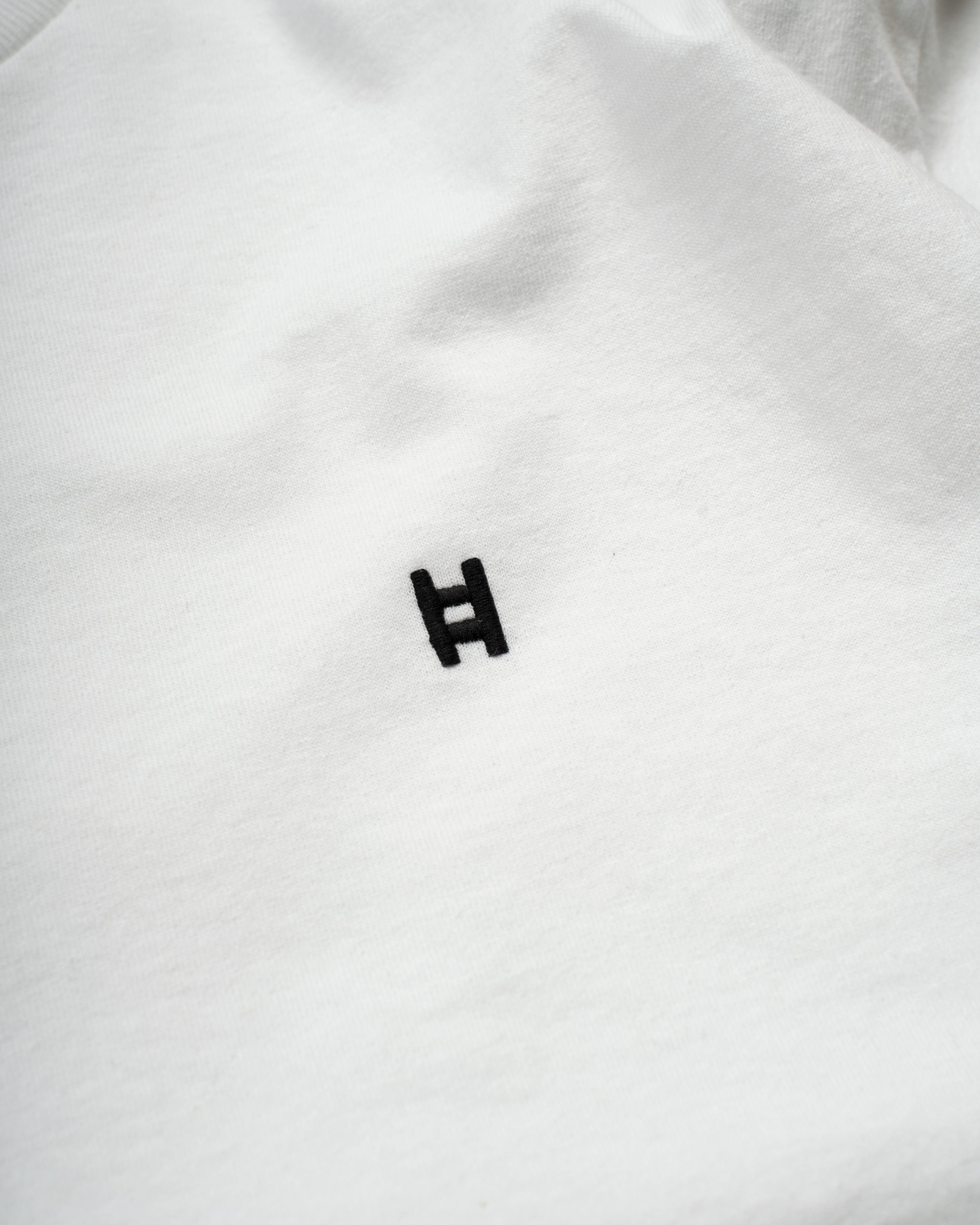 Camiseta H bordada