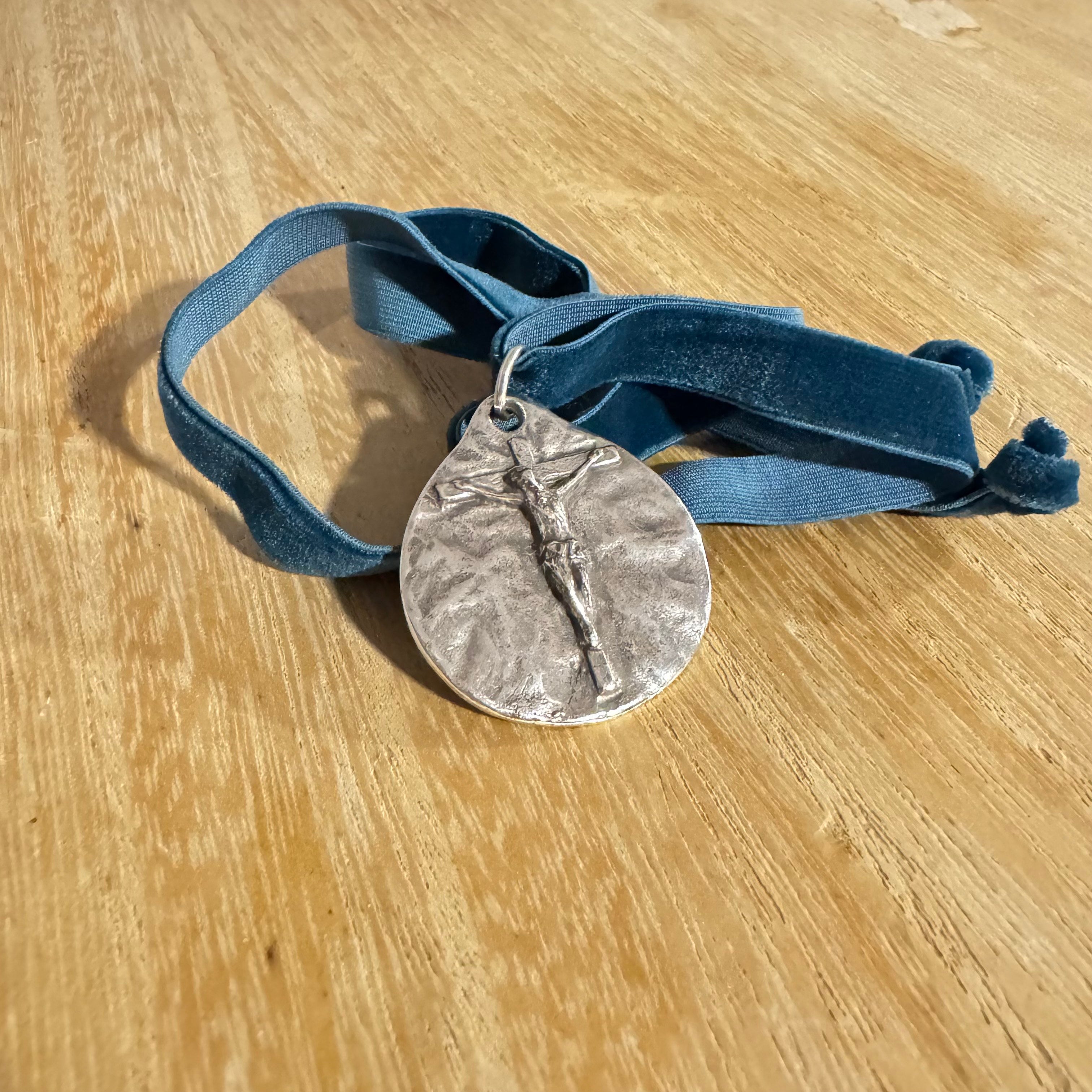 Colgante Cristo CTEA terciopelo