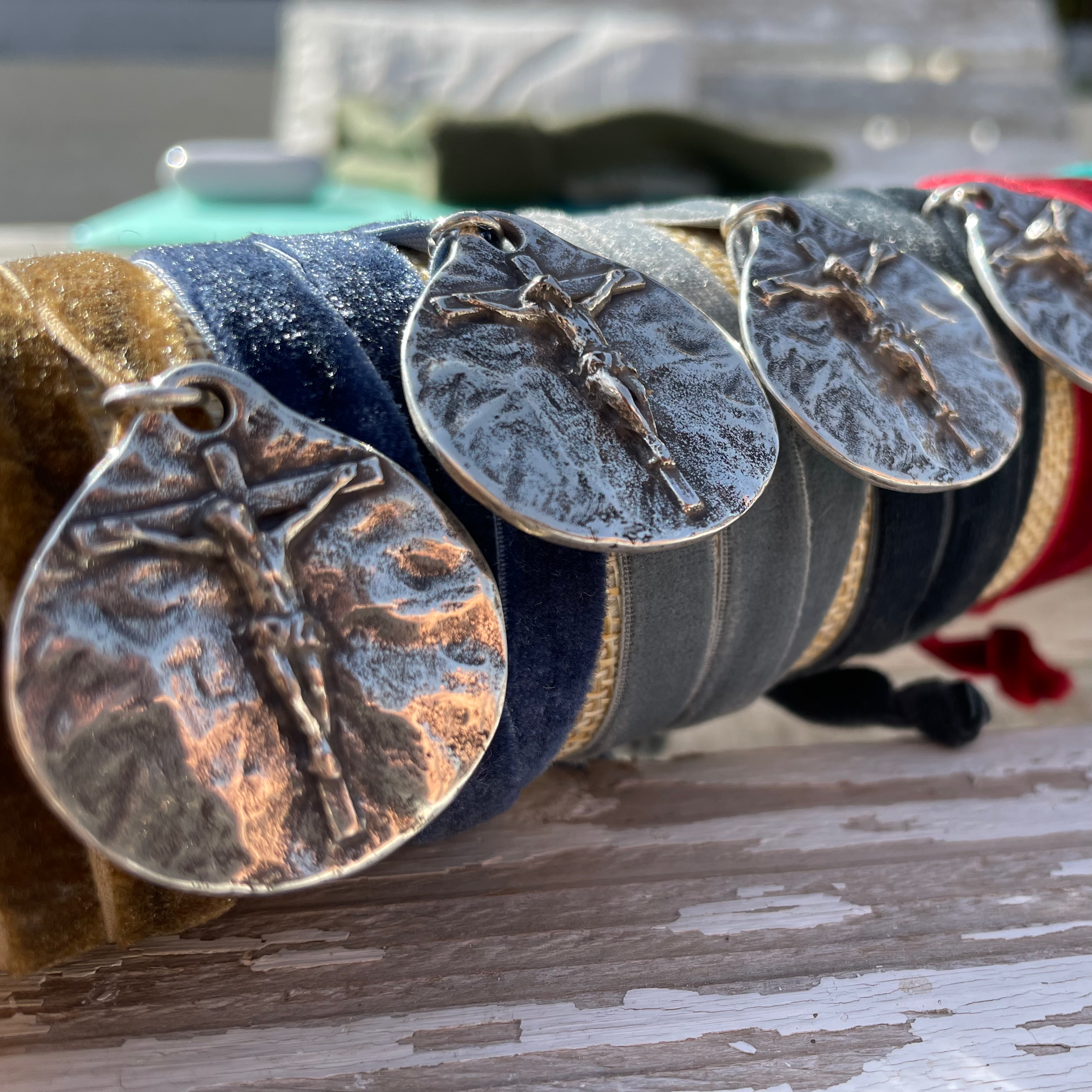 Colgante Cristo CTEA terciopelo