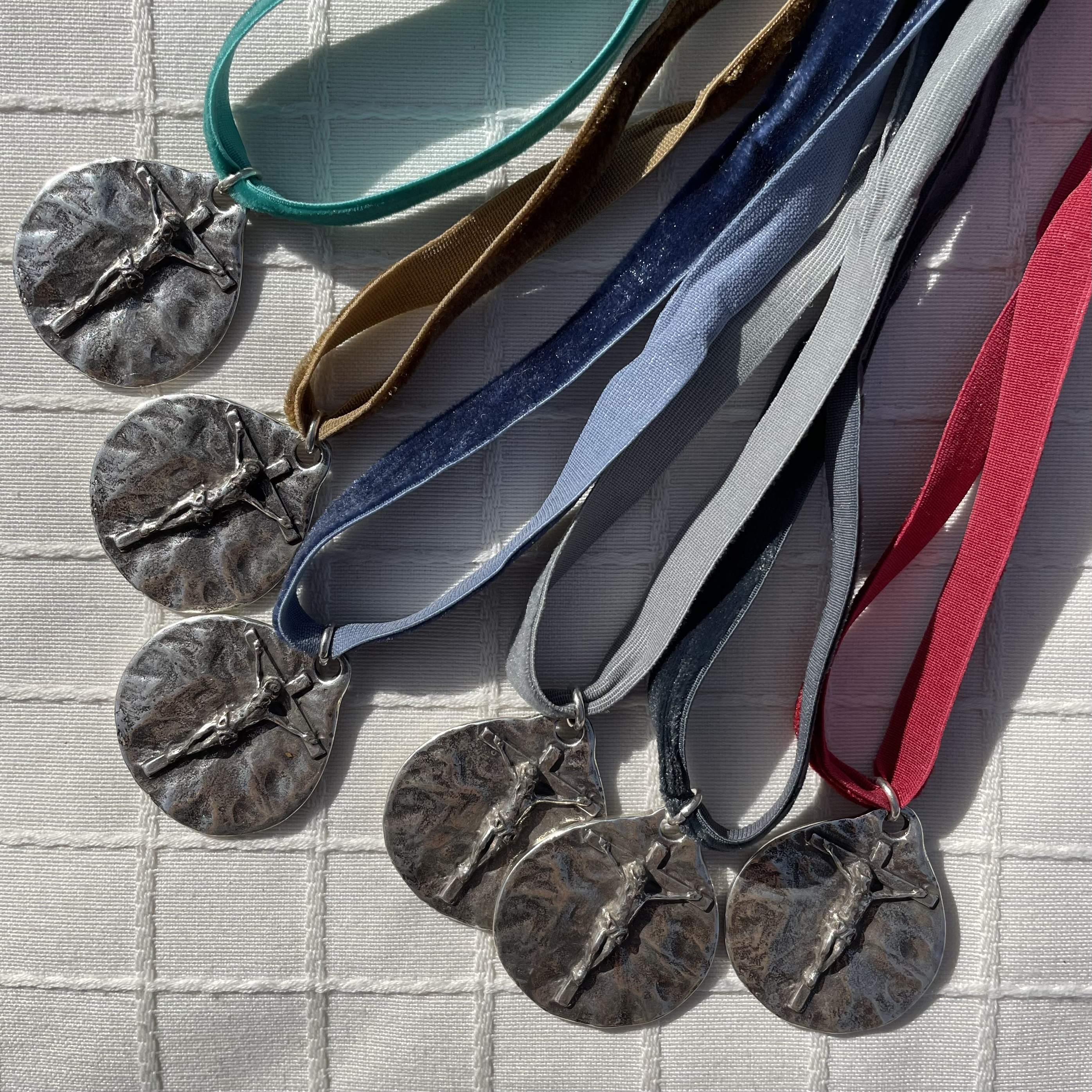 Colgante Cristo CTEA terciopelo