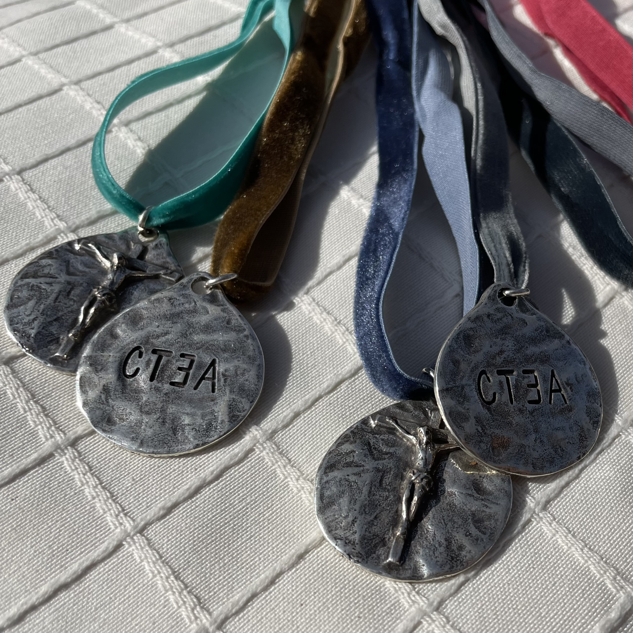 Colgante Cristo CTEA terciopelo