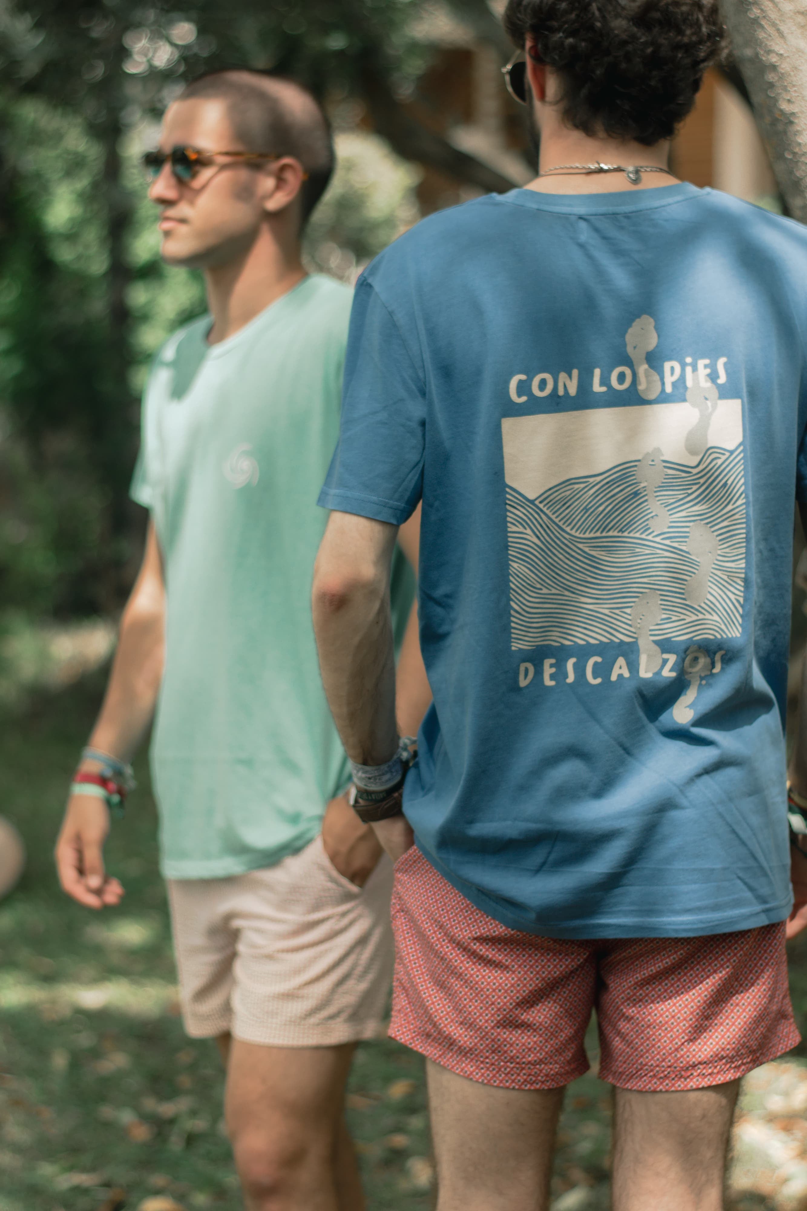 Camiseta Con Los Pies Descalzos