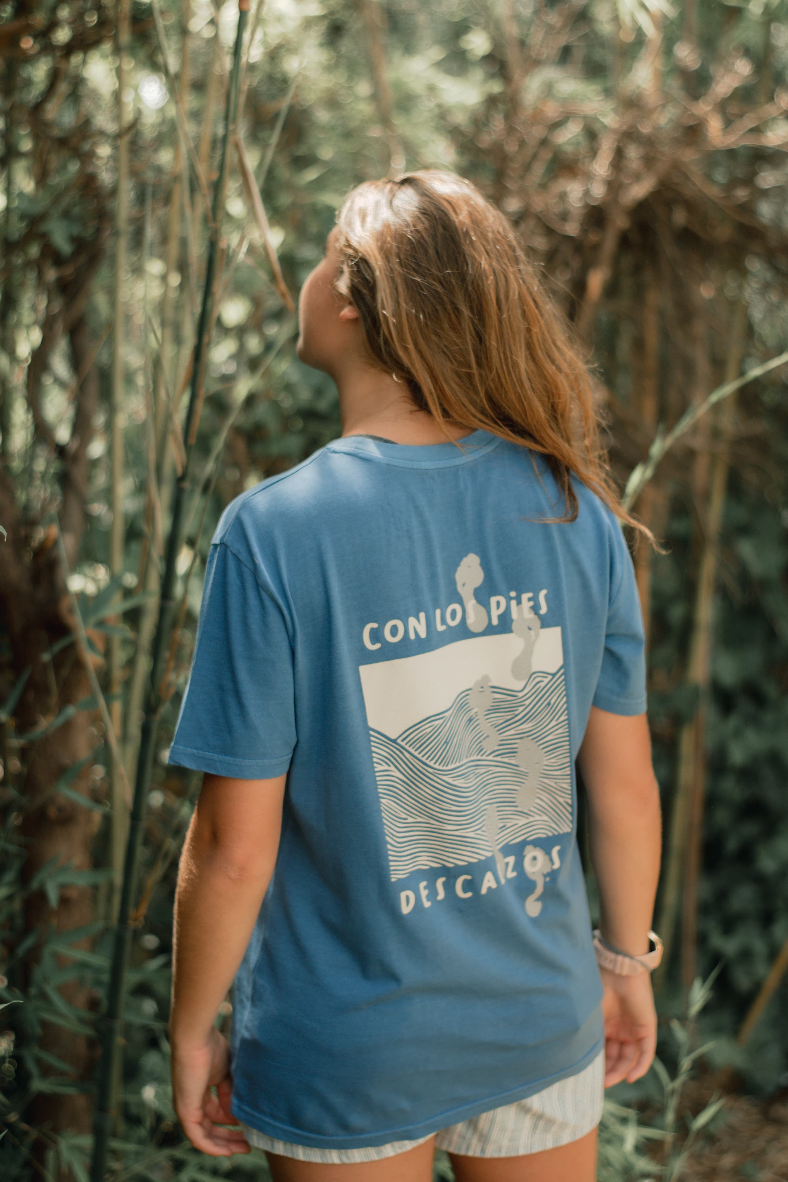 Camiseta Con Los Pies Descalzos