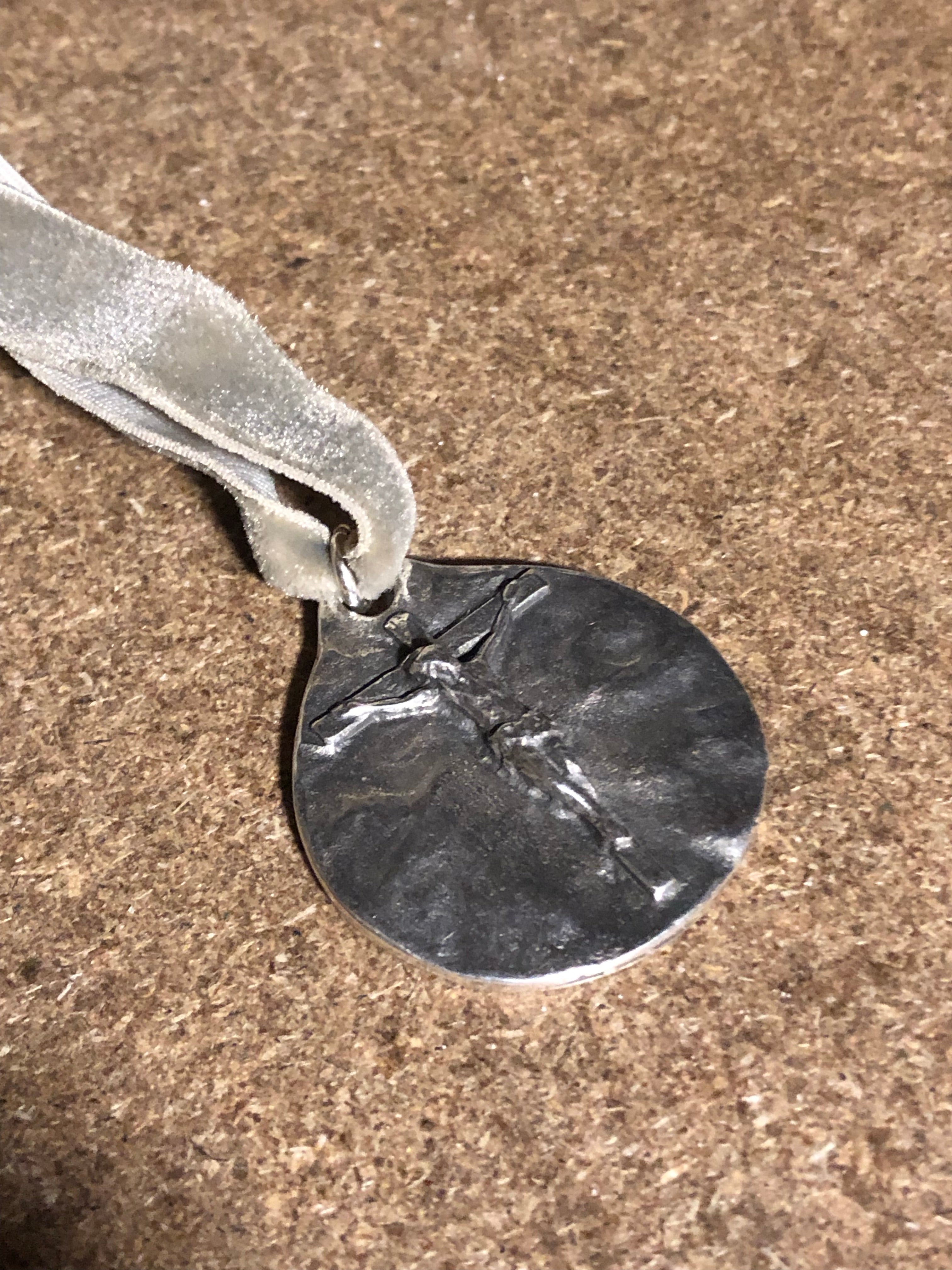 Colgante Cristo CTEA terciopelo