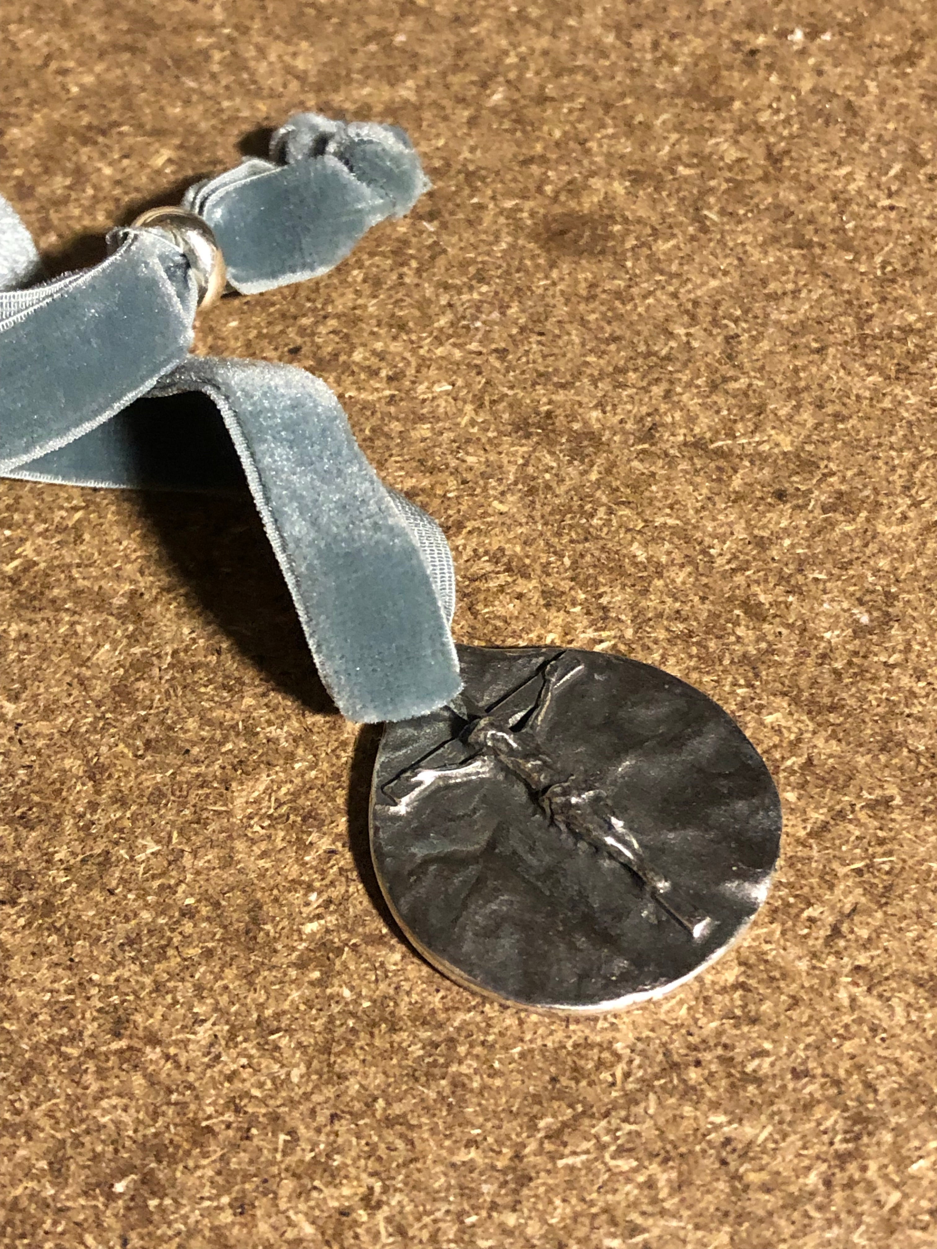 Colgante Cristo CTEA terciopelo