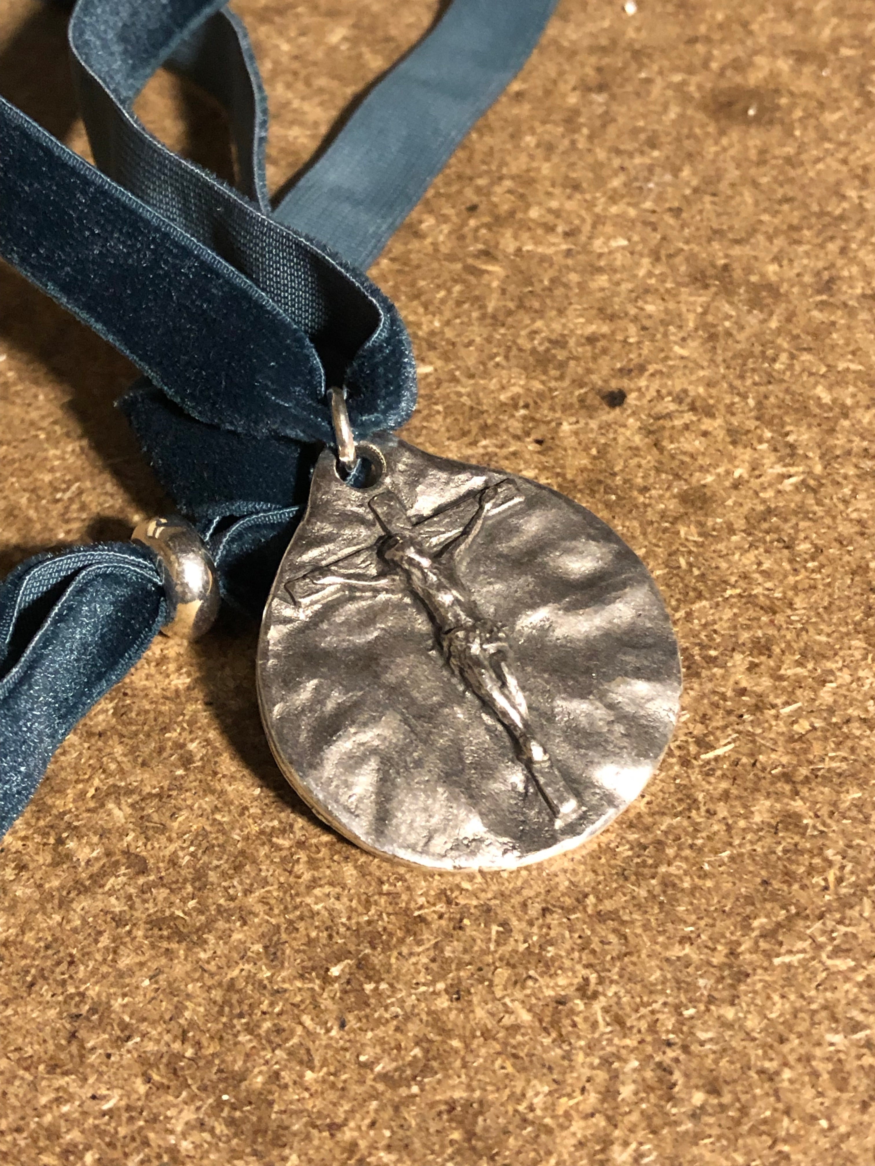 Colgante Cristo CTEA terciopelo