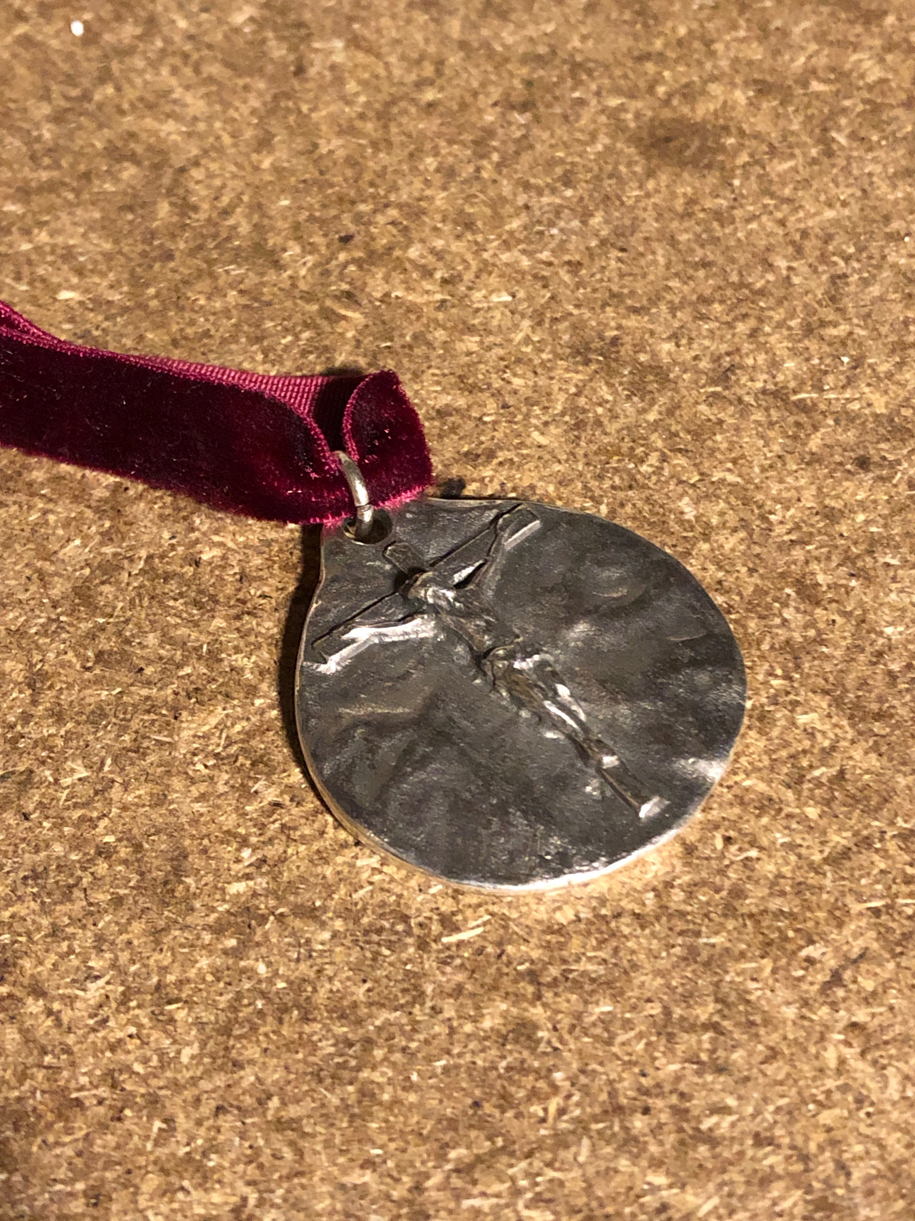 Colgante Cristo CTEA terciopelo