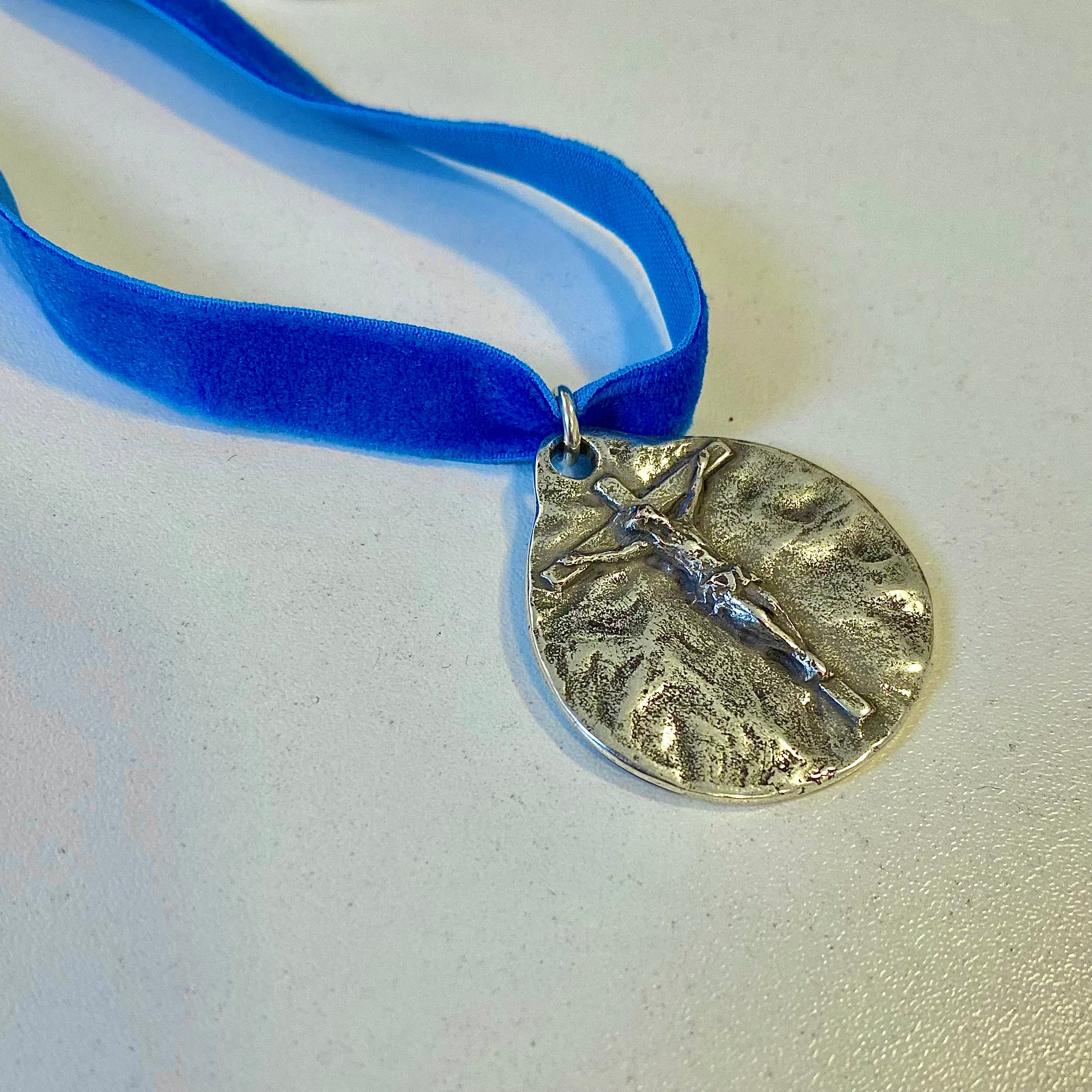 Colgante Cristo CTEA terciopelo