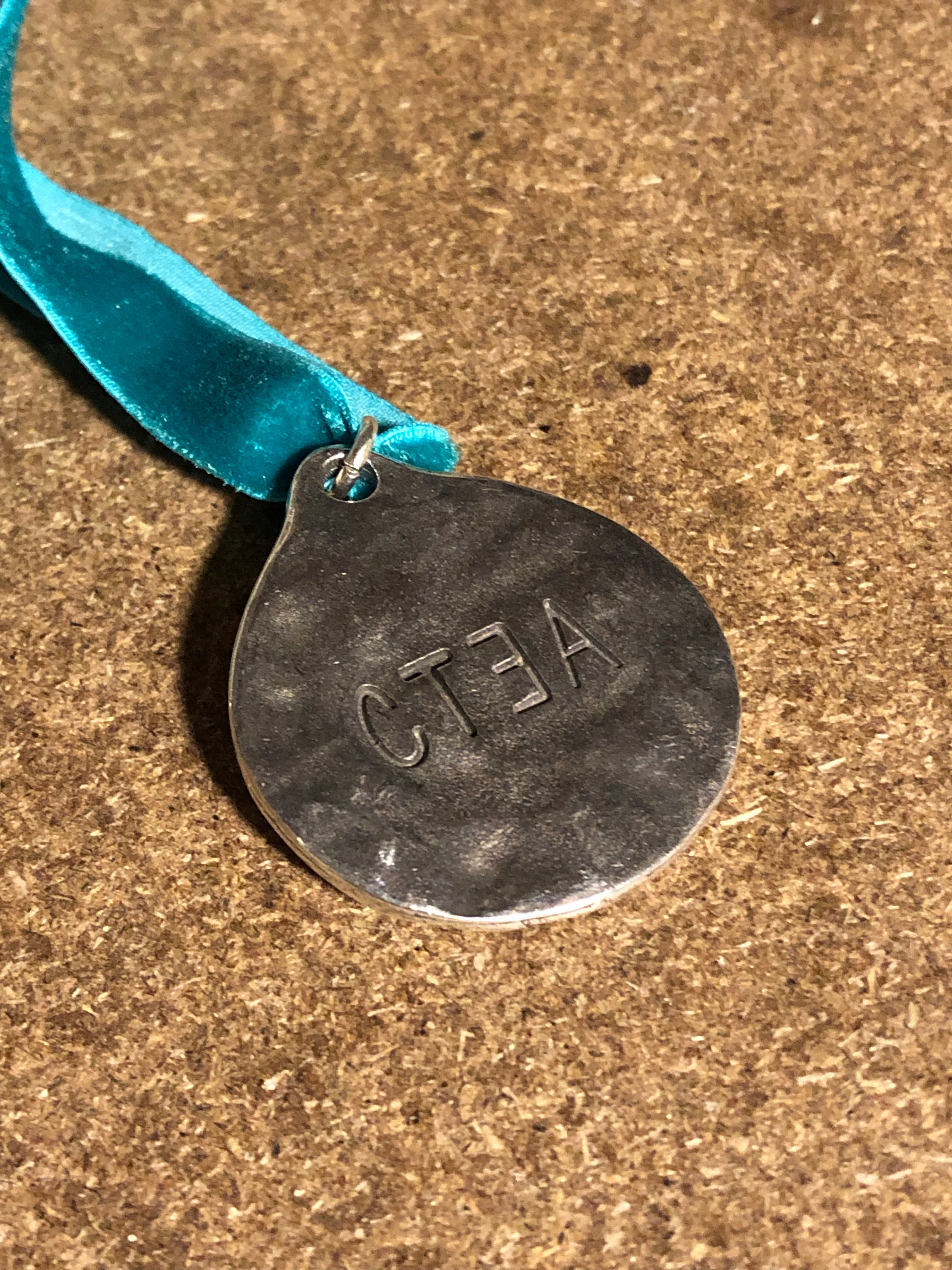 Colgante Cristo CTEA terciopelo