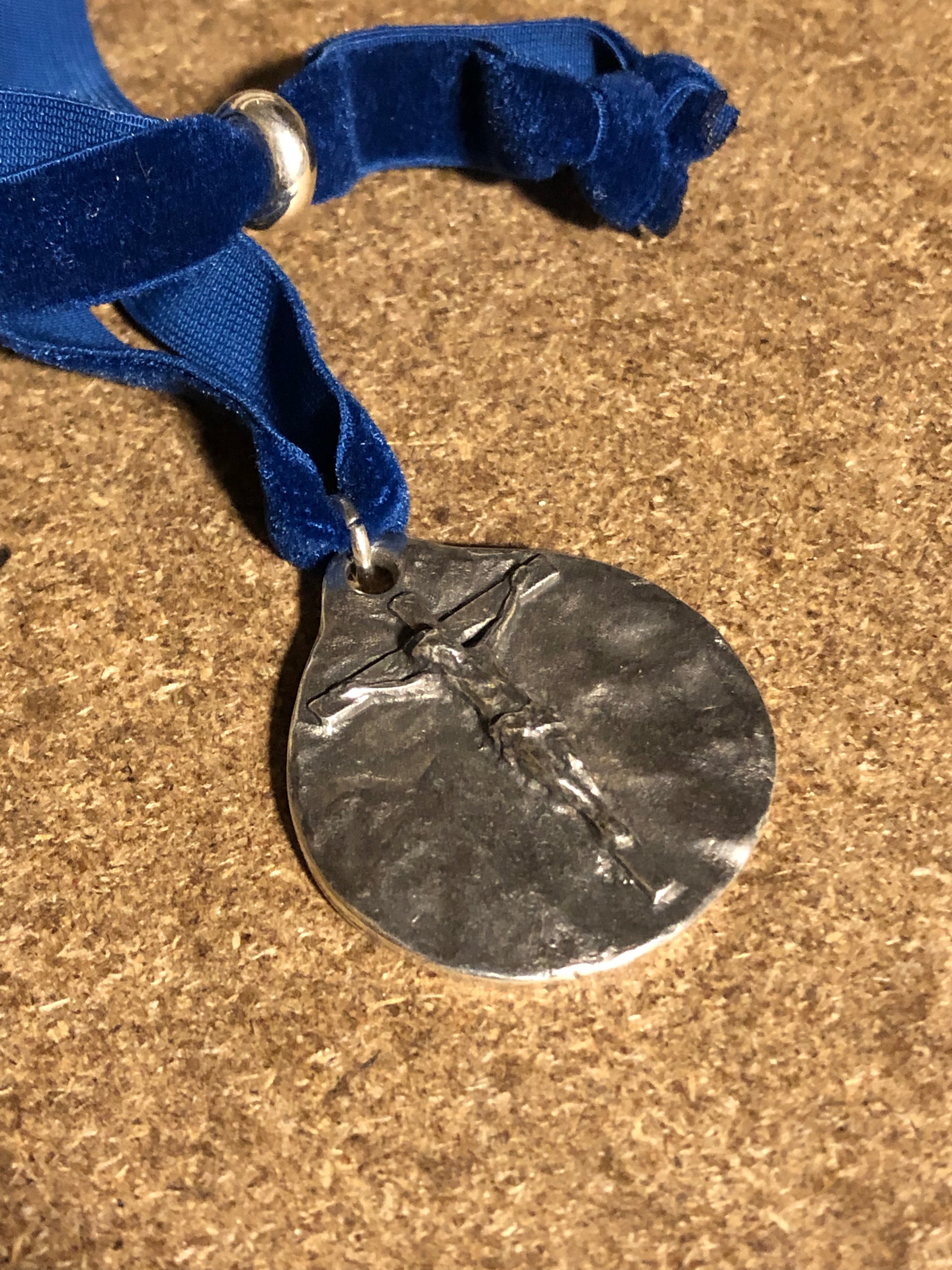 Colgante Cristo CTEA terciopelo