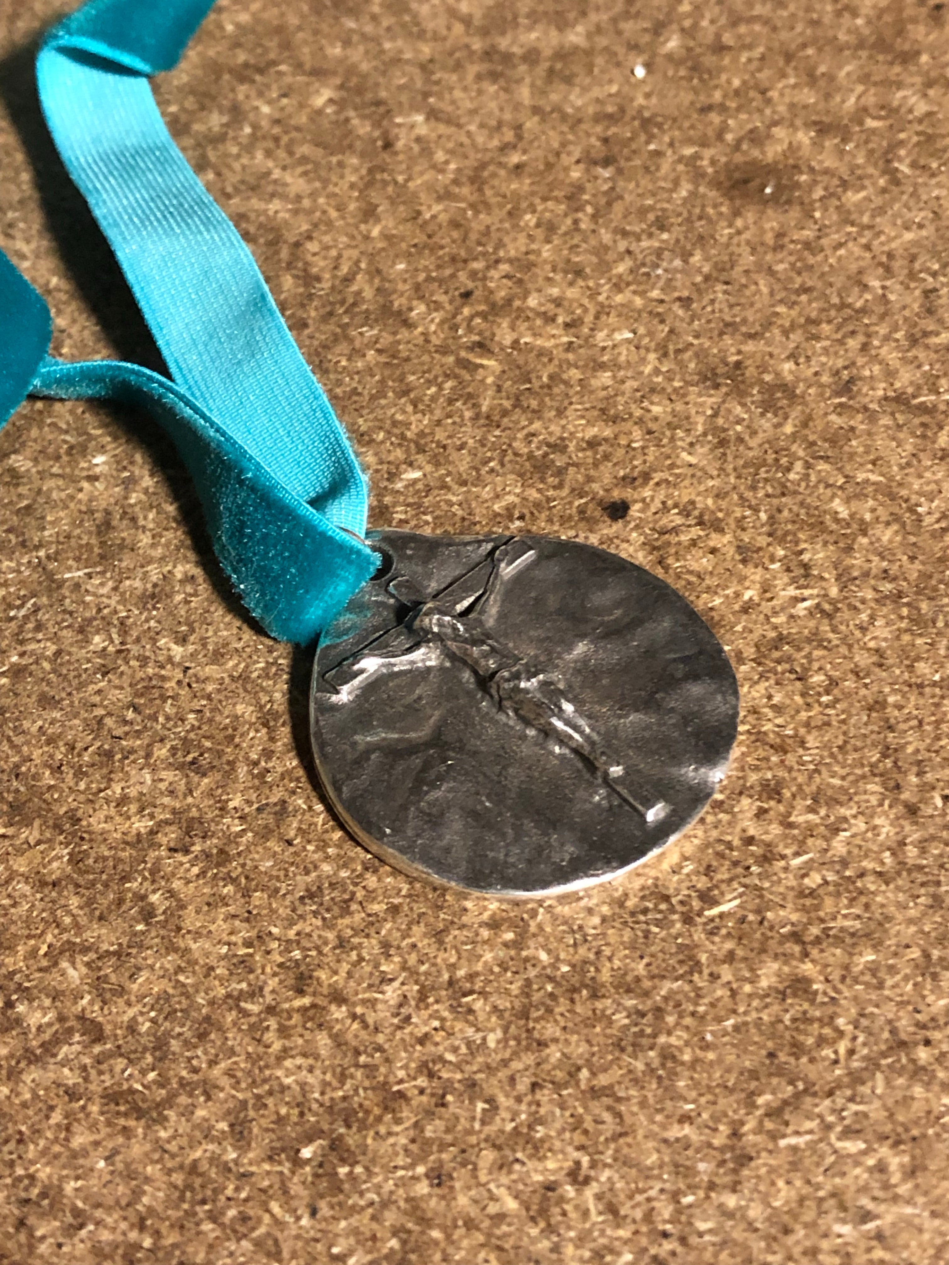 Colgante Cristo CTEA terciopelo