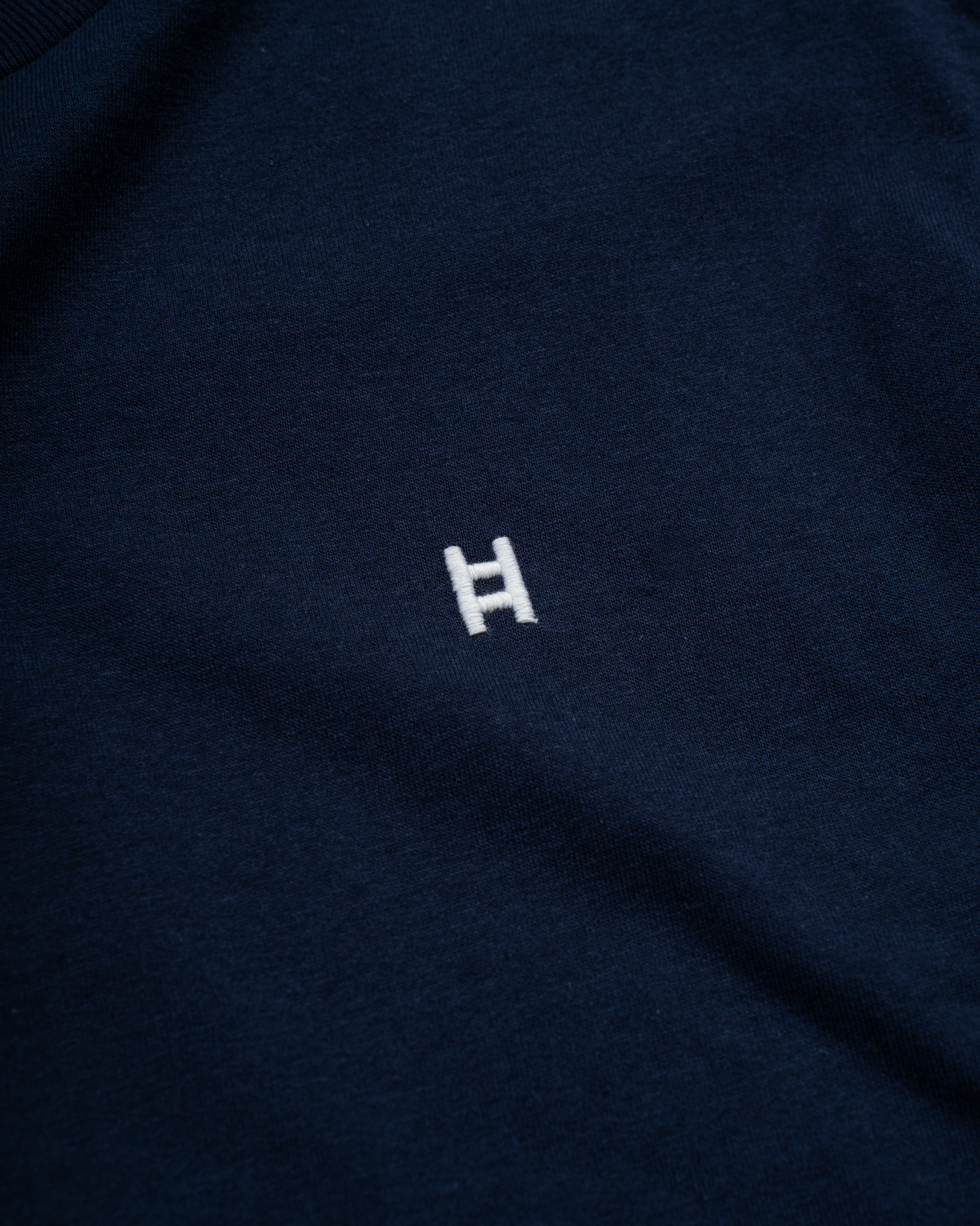 Camiseta H bordada
