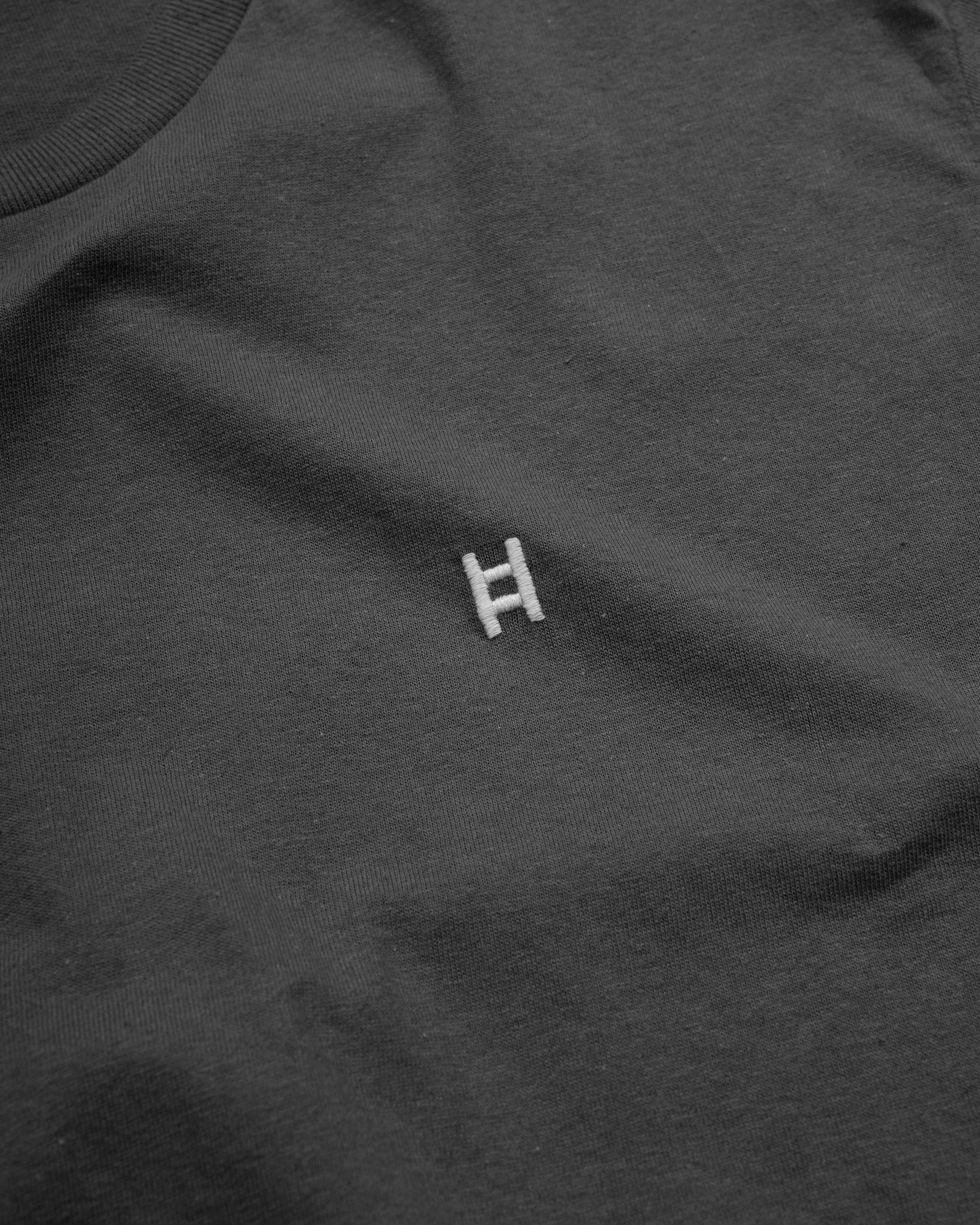 Camiseta H bordada