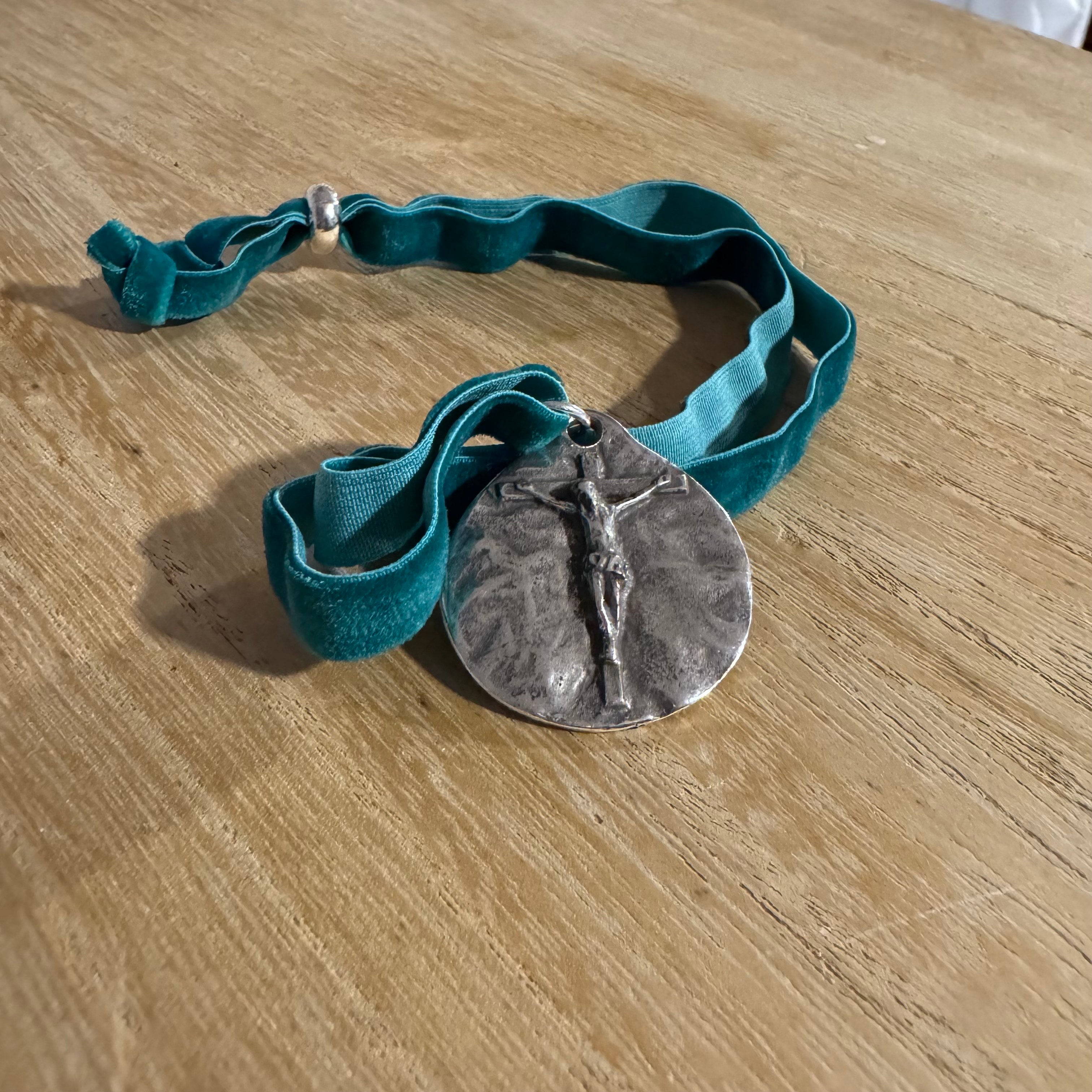 Colgante Cristo CTEA terciopelo